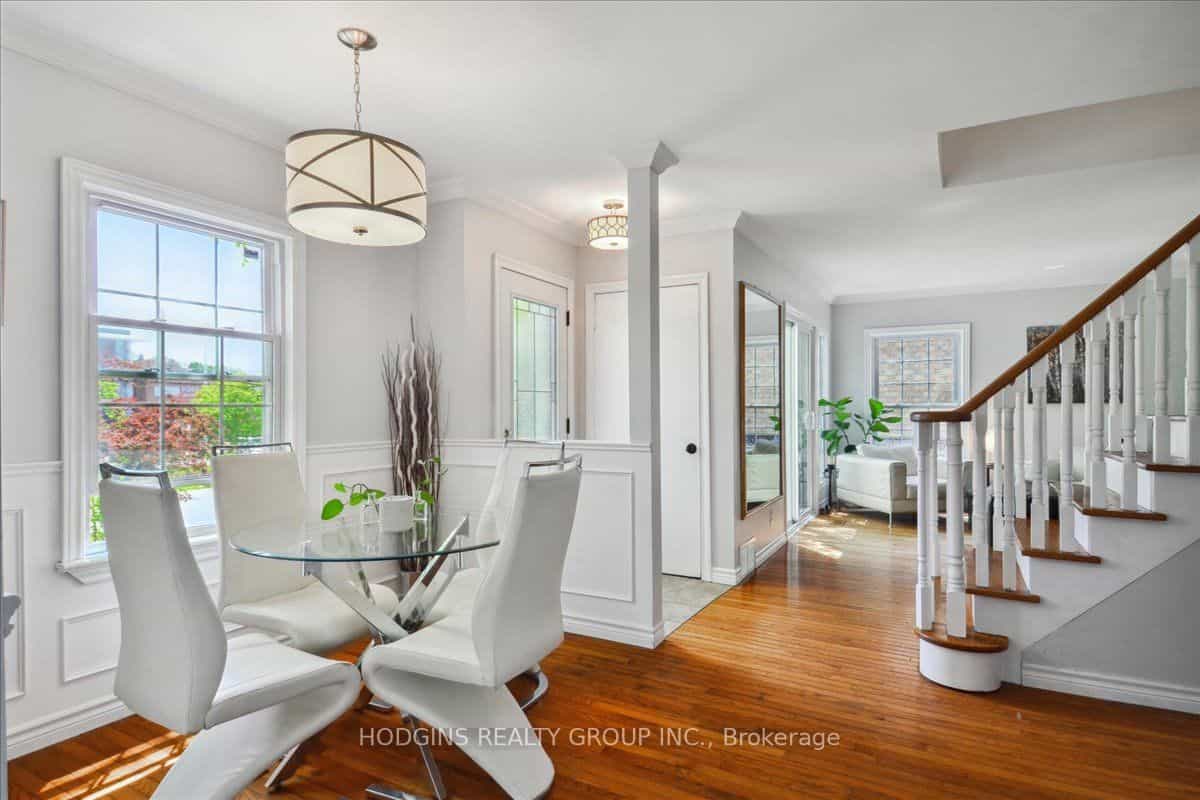 65 Mineola Road E — photo 1