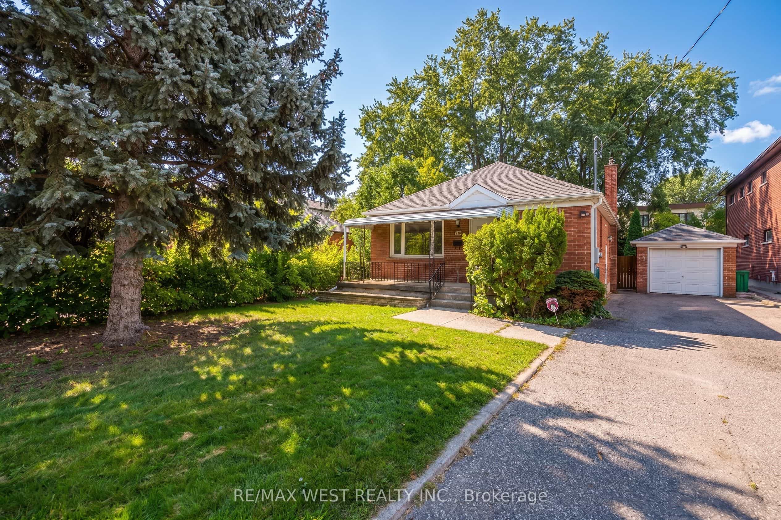 32 Pine Avenue N — photo 1