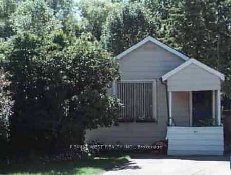 954 Beechwood Avenue — photo 1