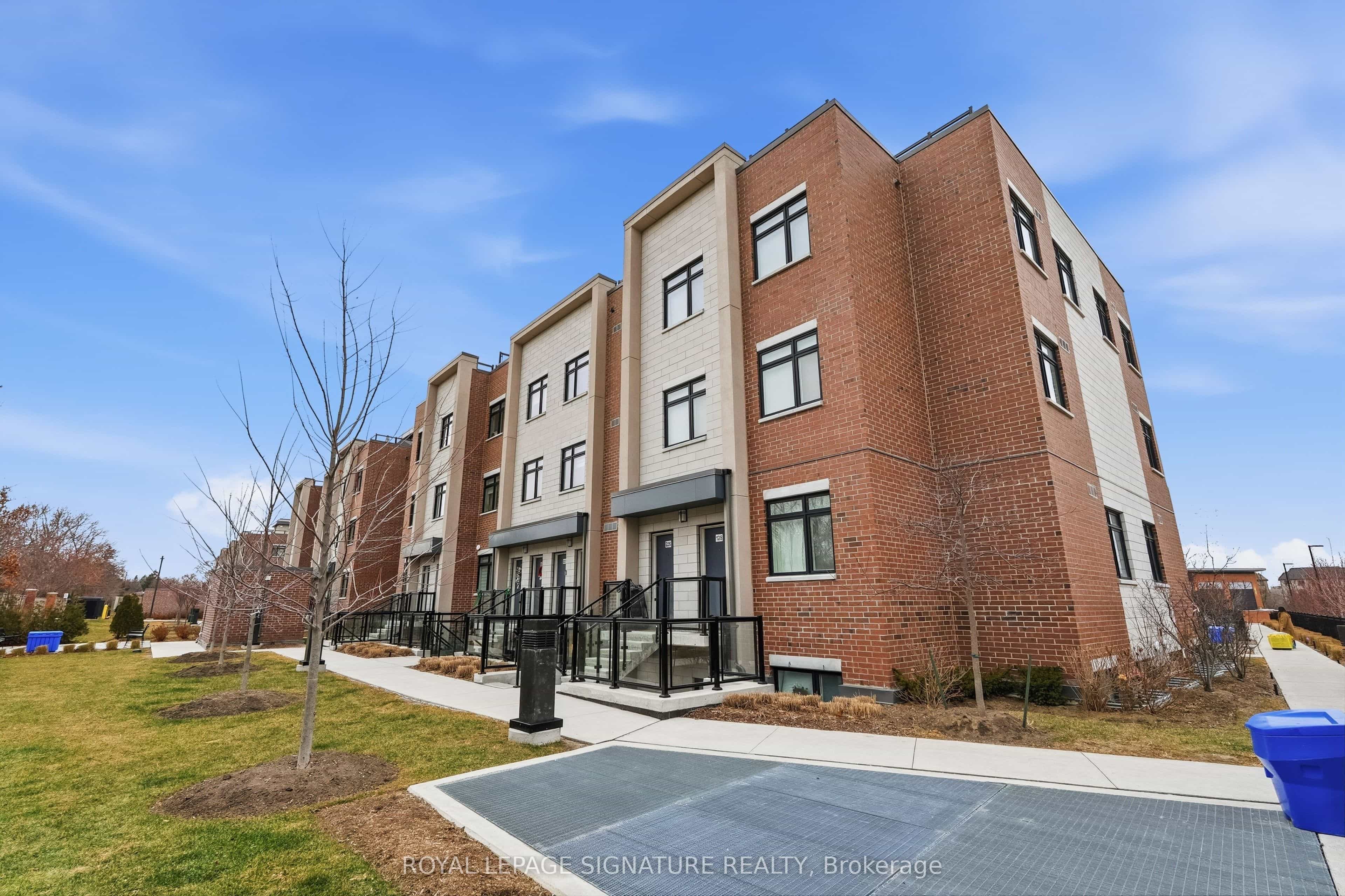 1062 Douglas McCurdy Common 227 — photo 1