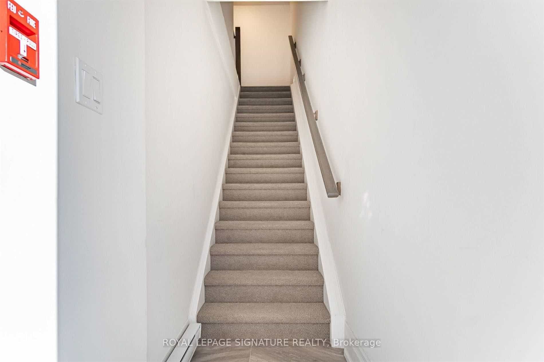 760 Lakeshore Road E 202 — photo 2