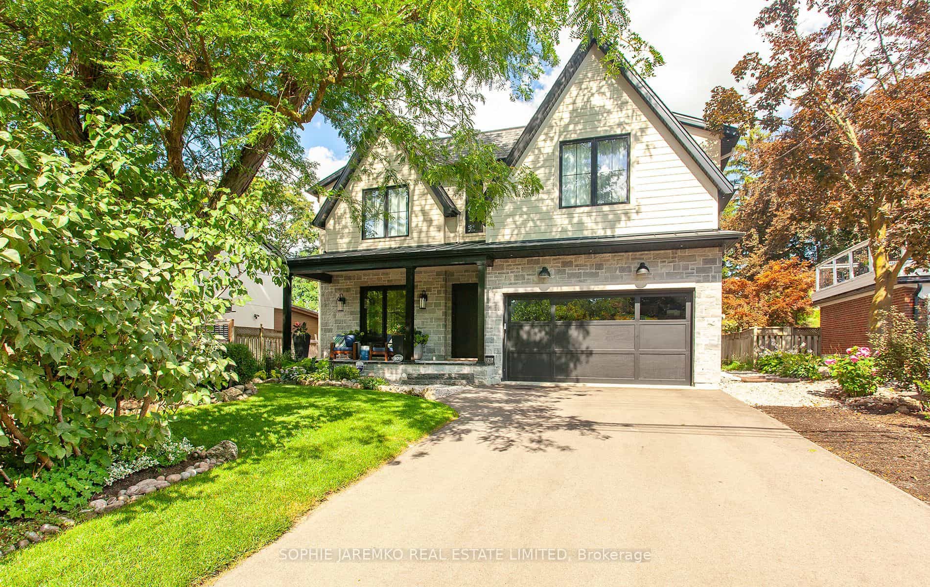 Huge driveway - Min 4 car parking, covered porch!