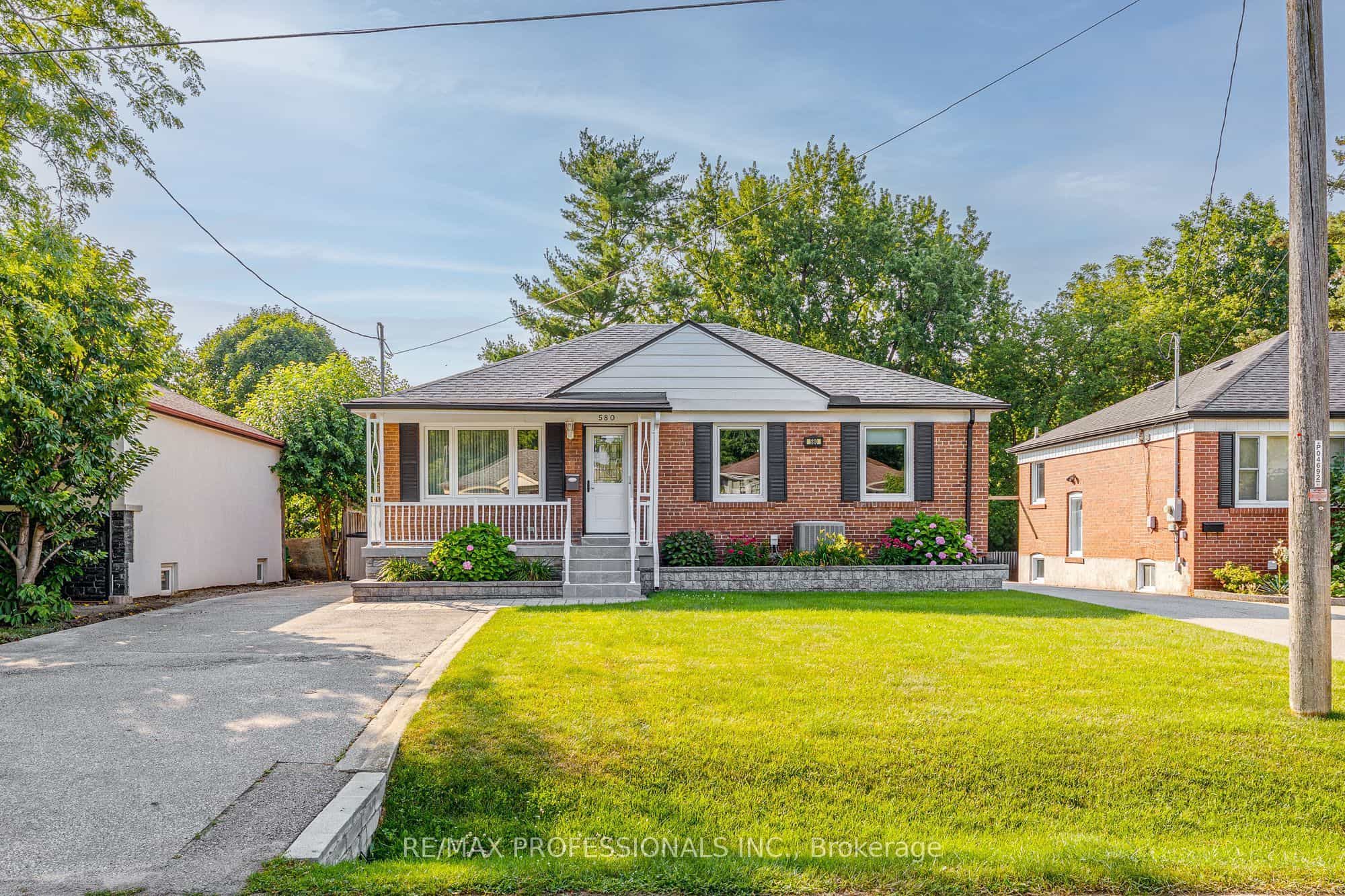 580 Exbury Crescent — photo 2