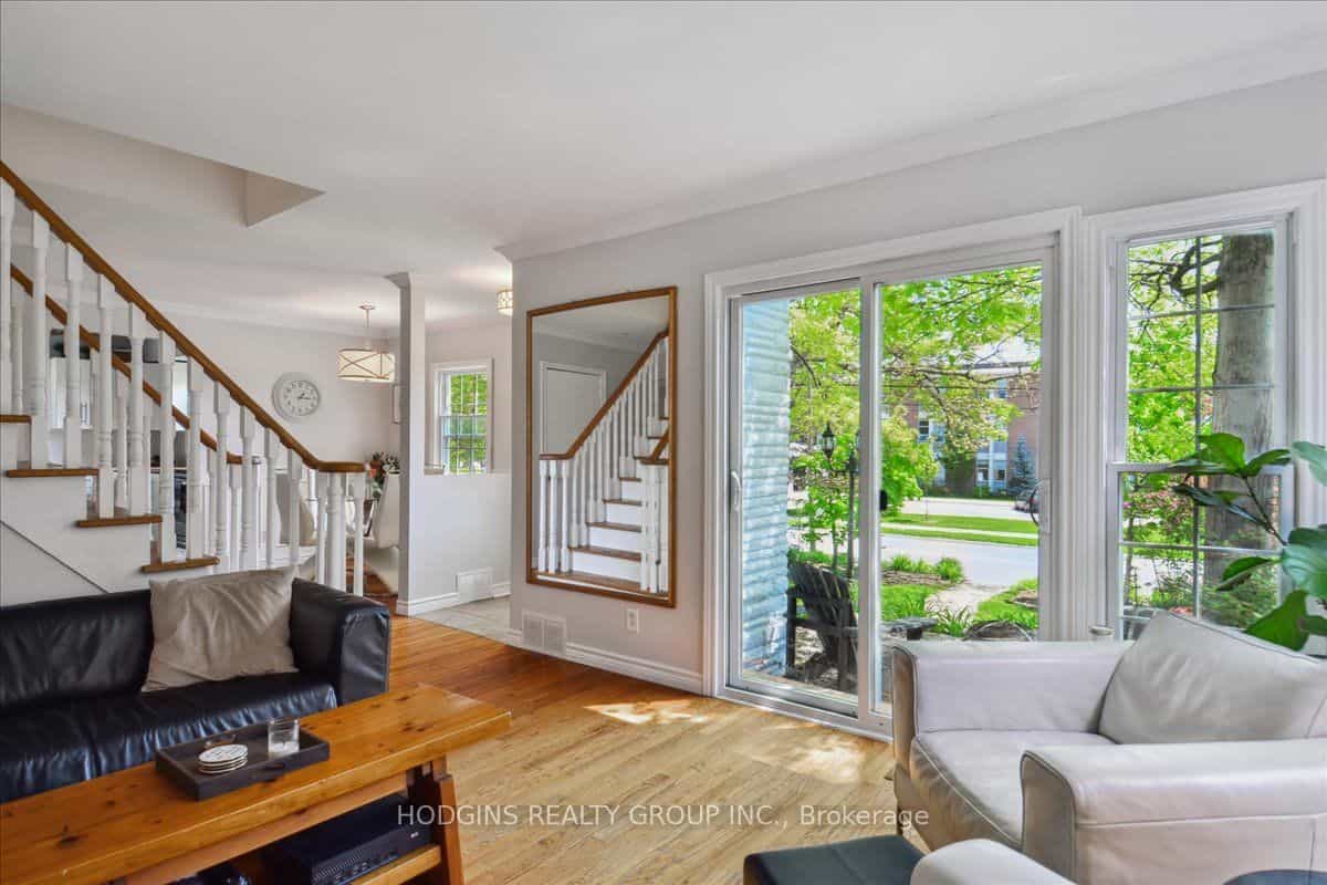 65 Mineola Road E — photo 2