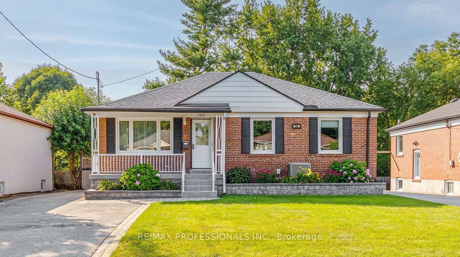 580 Exbury Crescent — photo 2