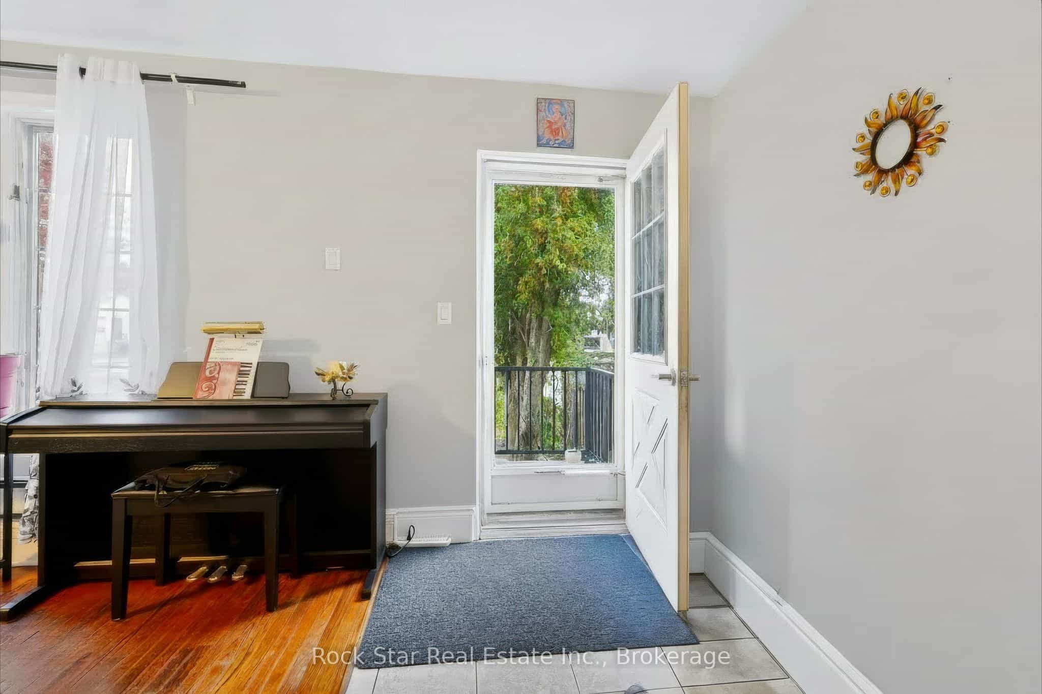 1162 Northmount Avenue — photo 1