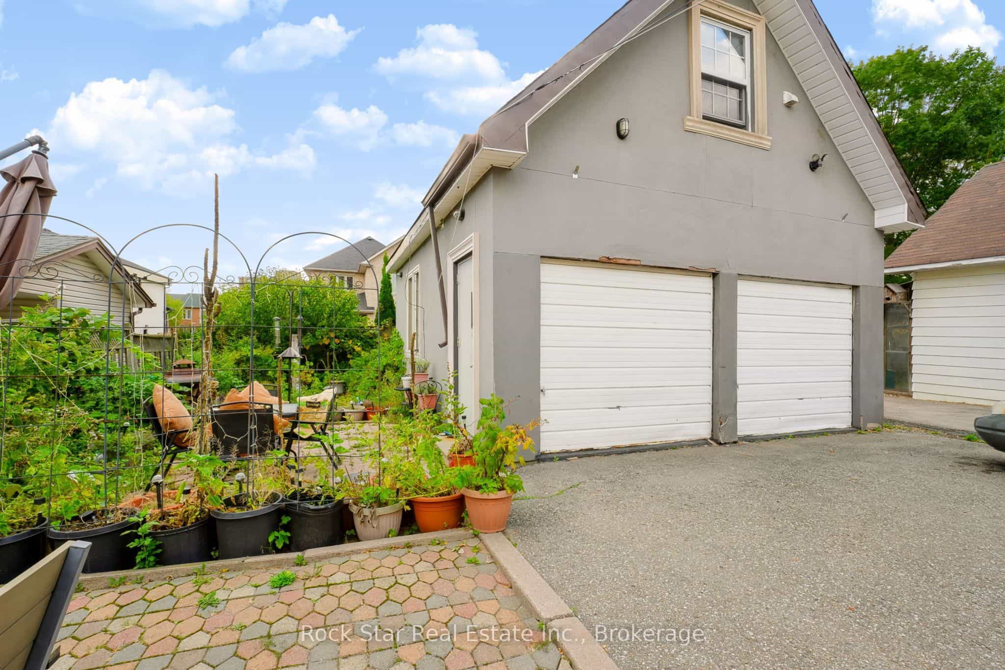 1162 Northmount Avenue — photo 2