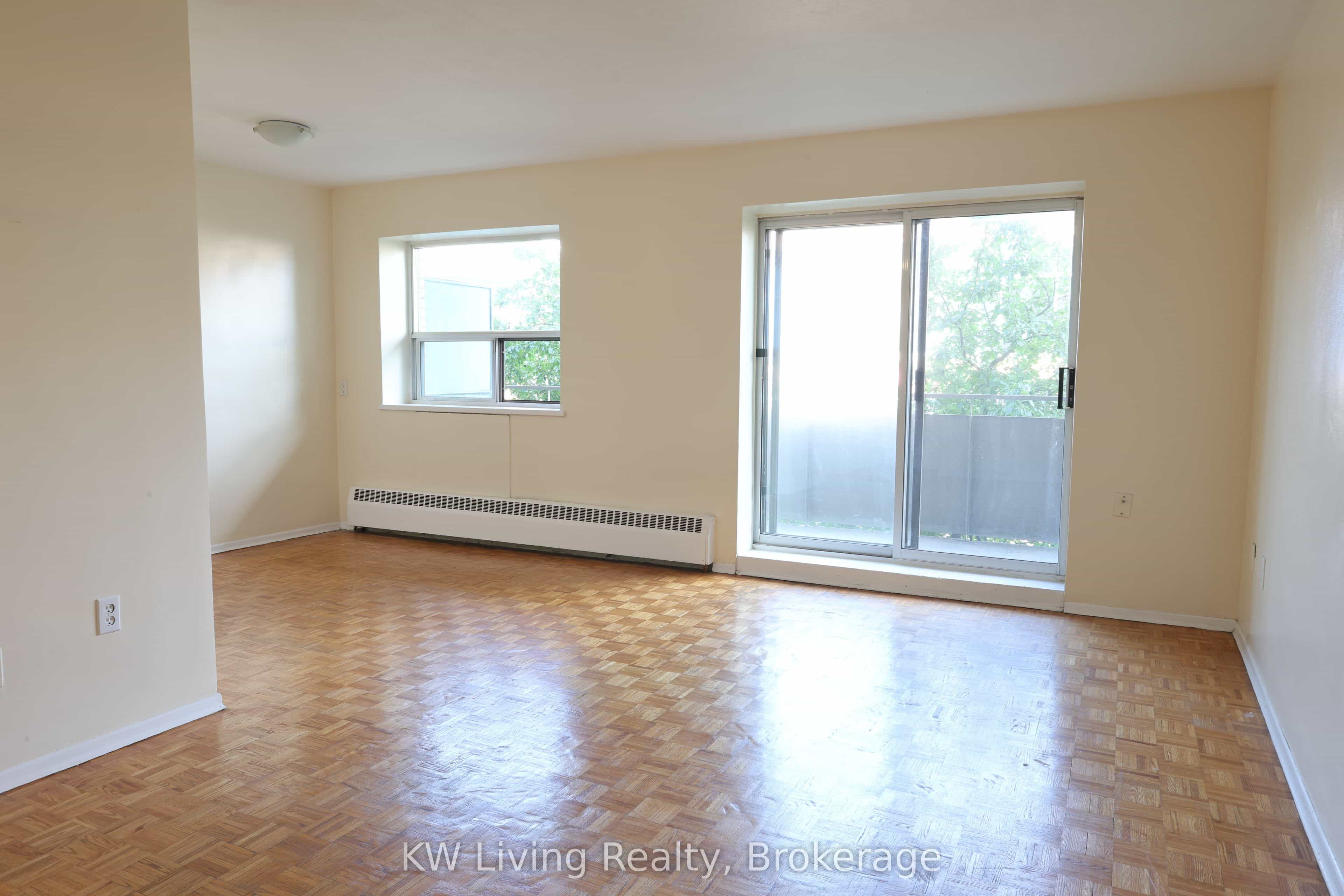 480 Lakeshore Road E 301 — photo 2