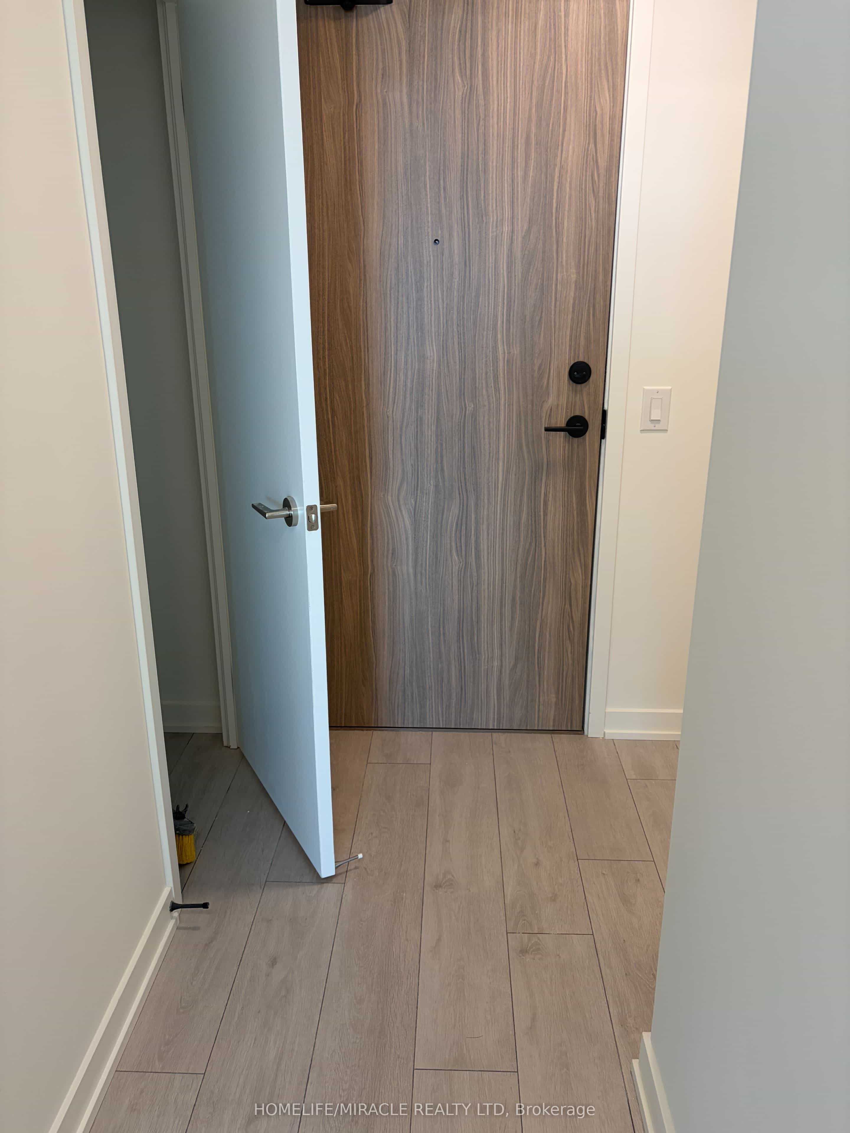 1381 Lakeshore Road E 523 — photo 1