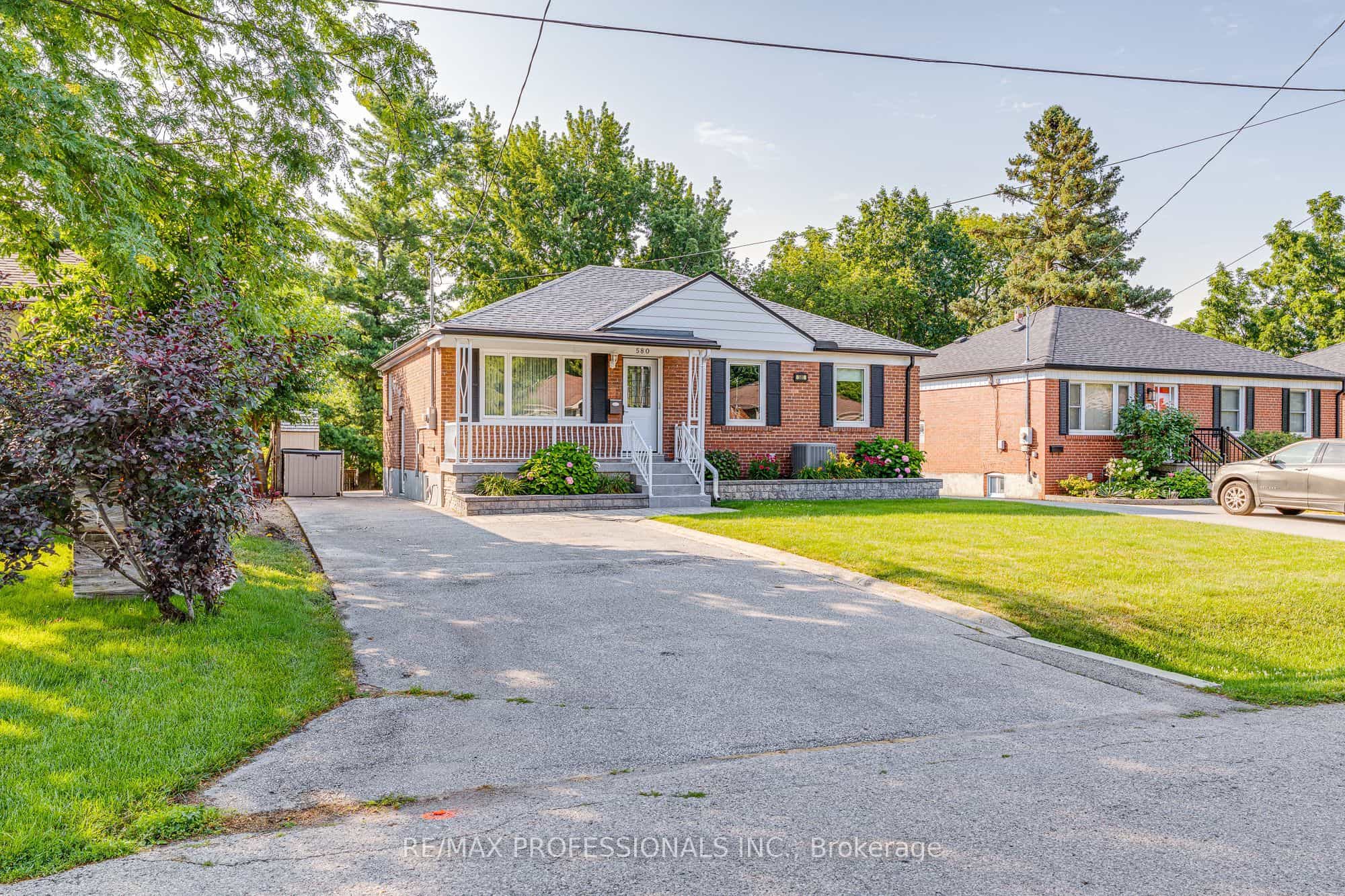 580 Exbury Crescent — photo 1