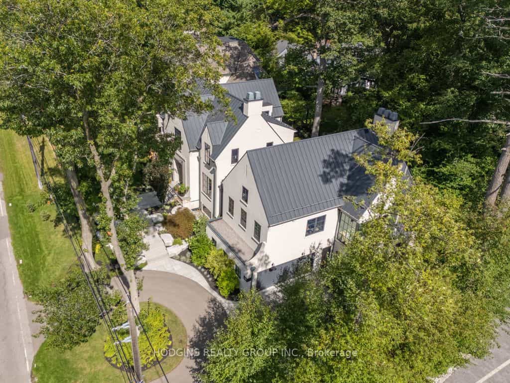 238 Mineola Road W — photo 1